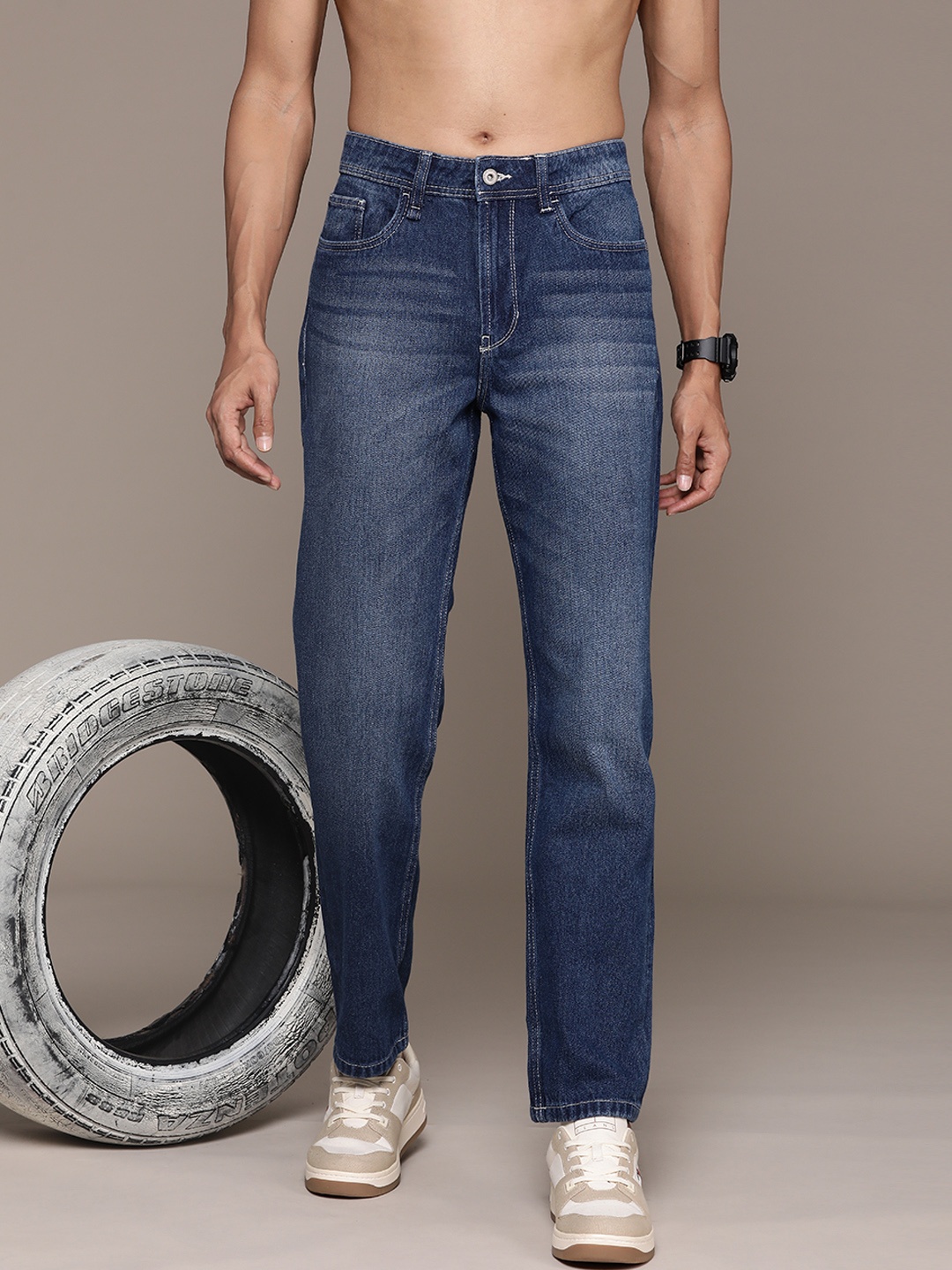 

The Roadster Lifestyle Co. Men Pure Cotton Relaxed Fit Light Fade Jeans, Navy blue