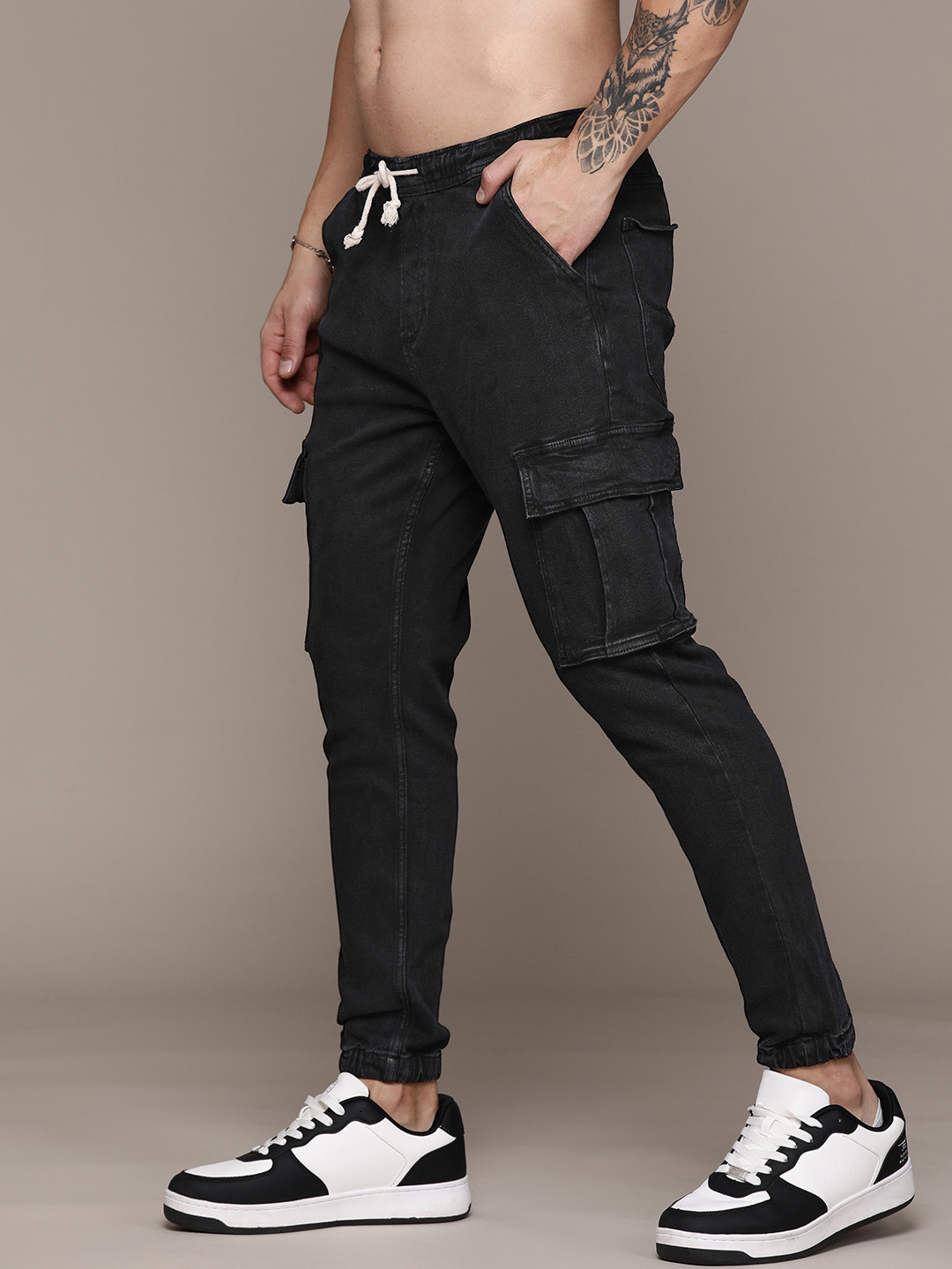 

The Roadster Lifestyle Co. Men Relaxed Fit Jogger Jeans, Black