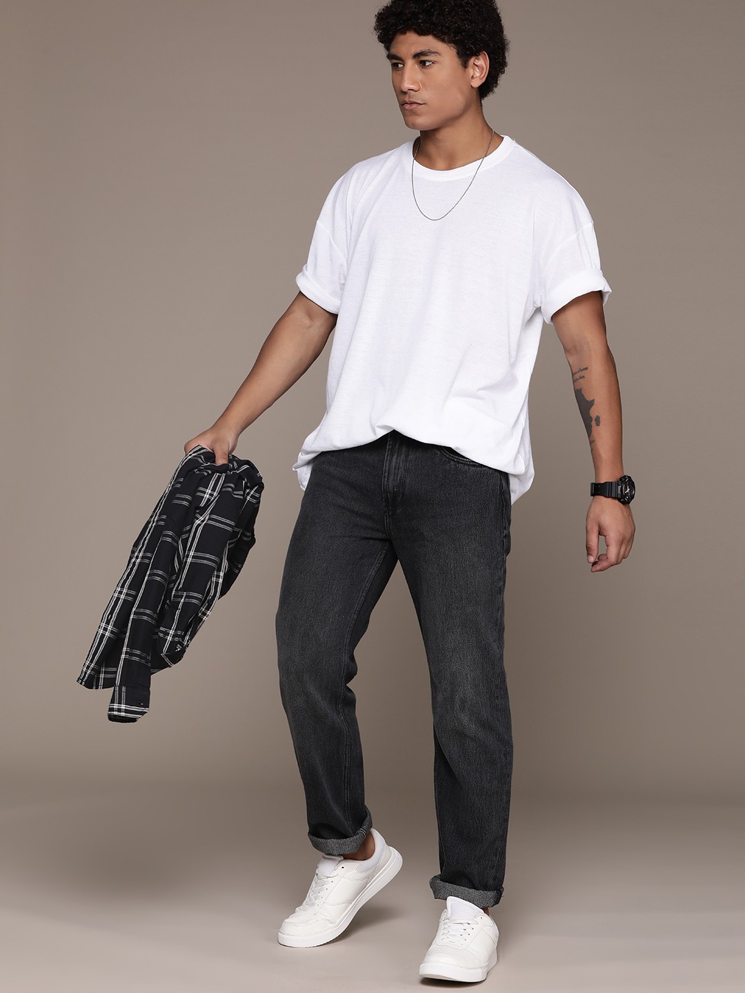 

The Roadster Lifestyle Co. Men Relaxed Fit Pure Cotton Jeans, Charcoal