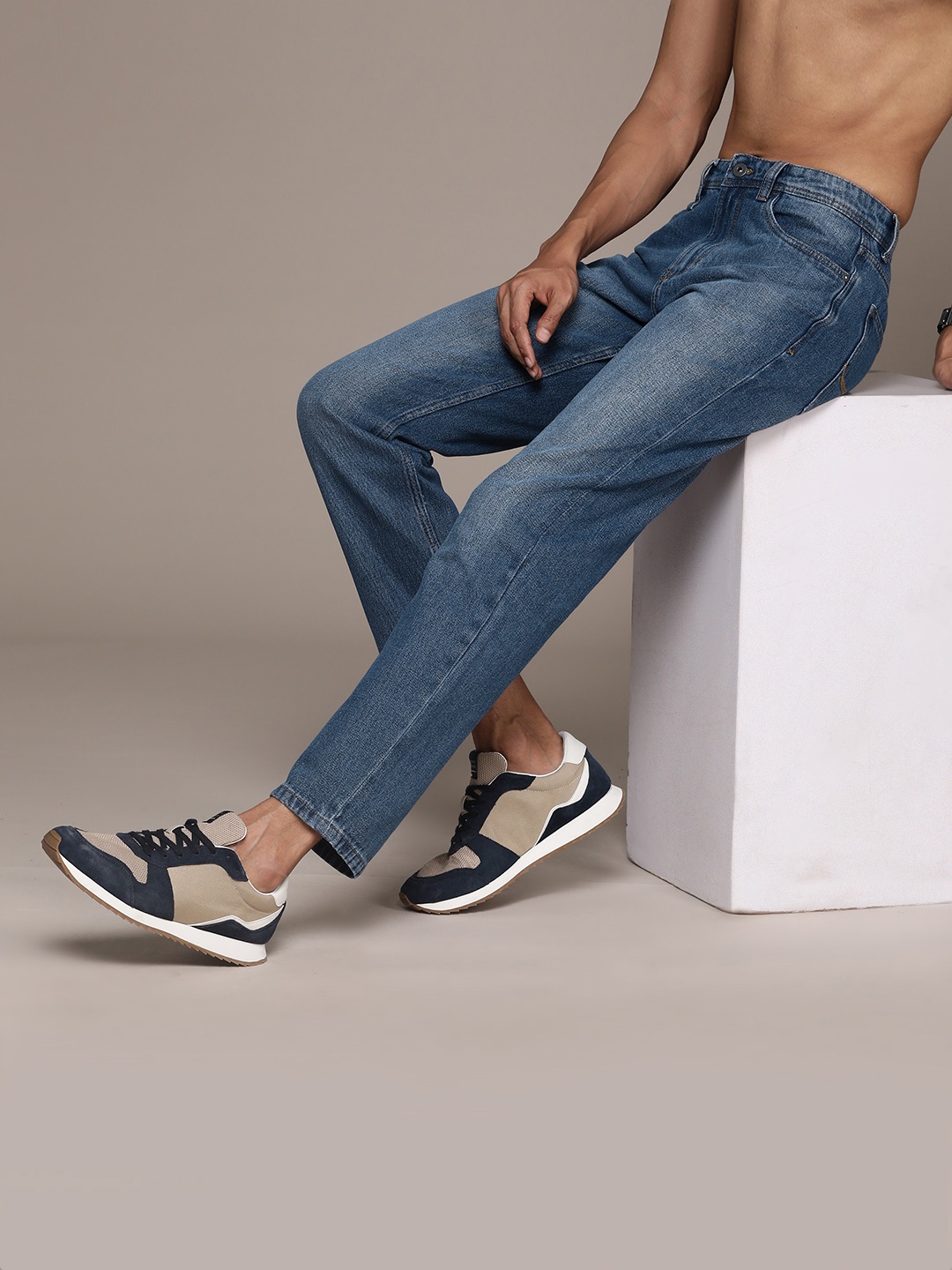 

The Roadster Lifestyle Co. Men Relaxed Fit Pure Cotton Jeans, Navy blue