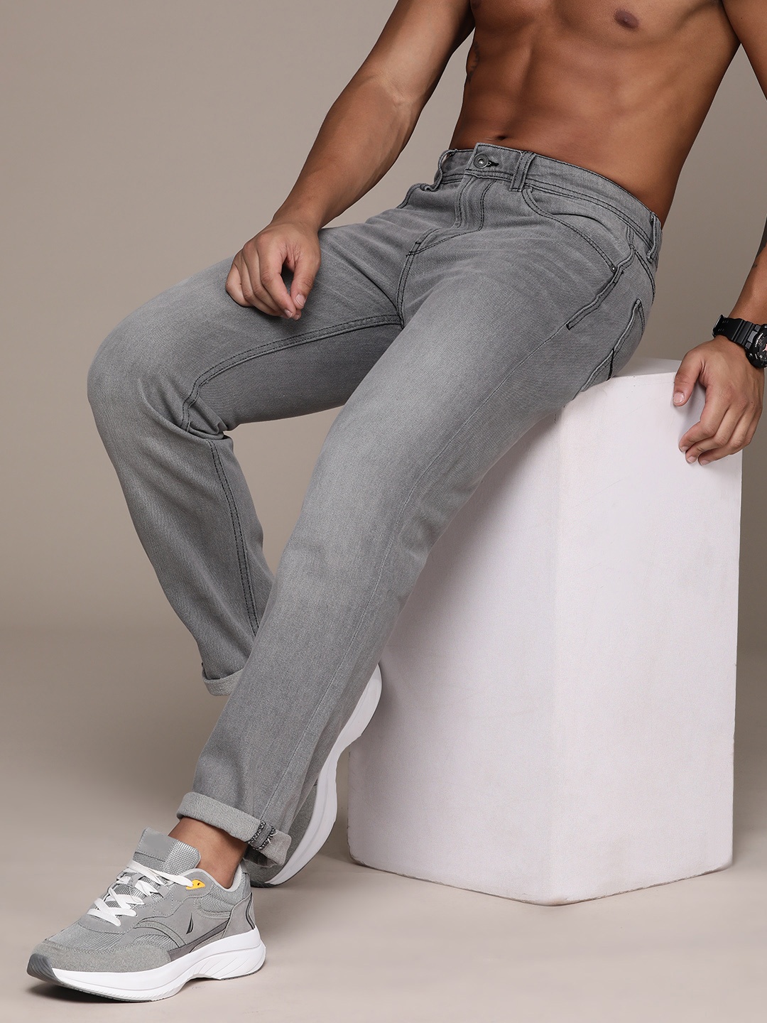 

The Roadster Lifestyle Co. Men Relaxed Fit Pure Cotton Jeans, Grey