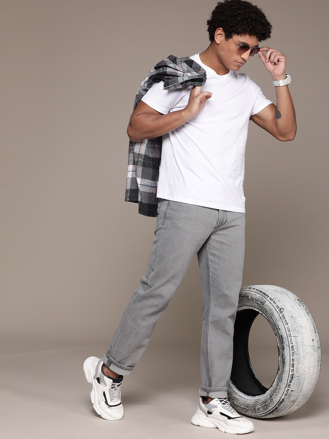 

The Roadster Lifestyle Co. Cotton Relaxed Fit Jeans, Grey