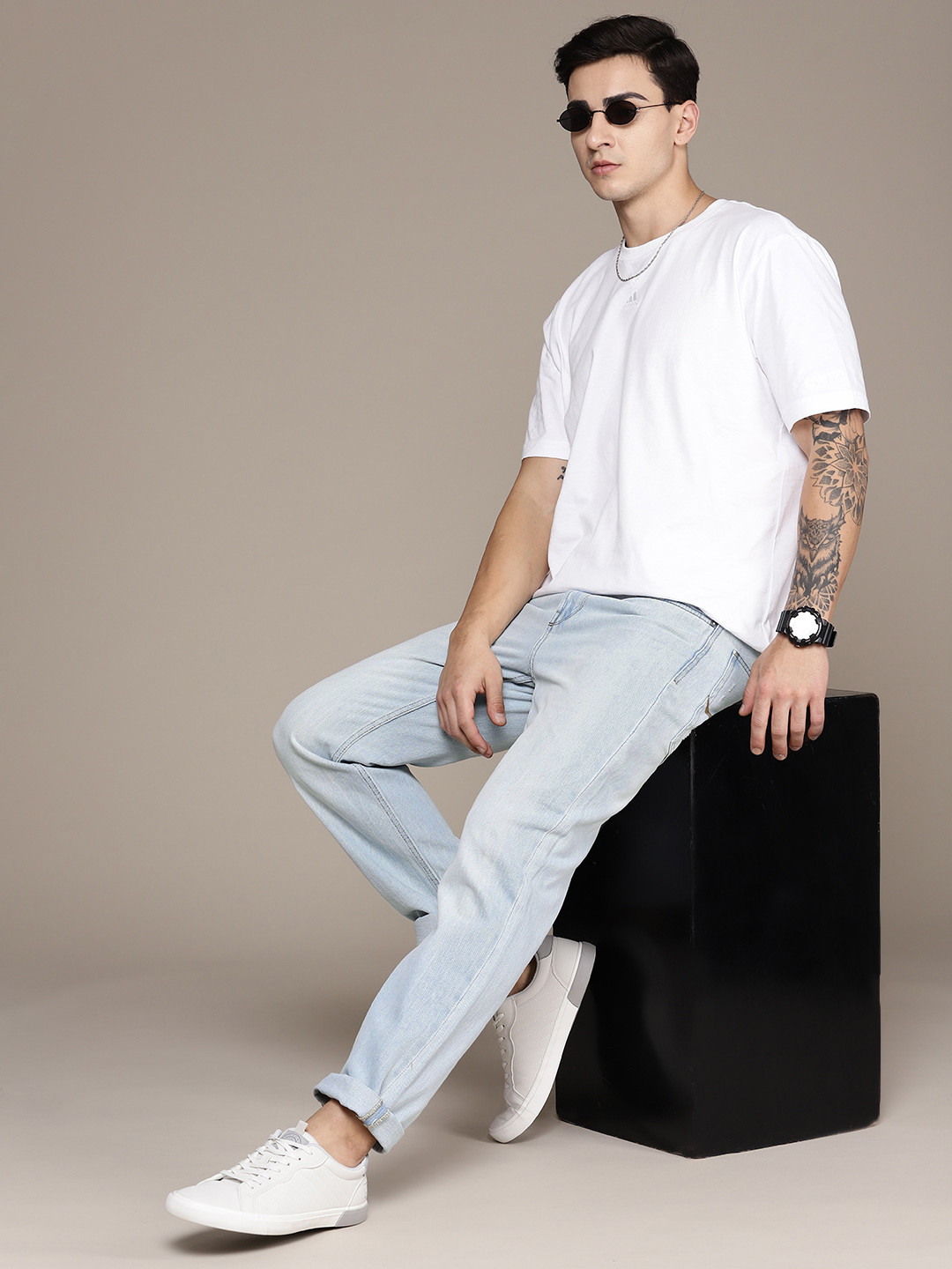 

The Roadster Lifestyle Co. Men Blue Relaxed Fit Light Fade Low Distress Pure Cotton Jeans