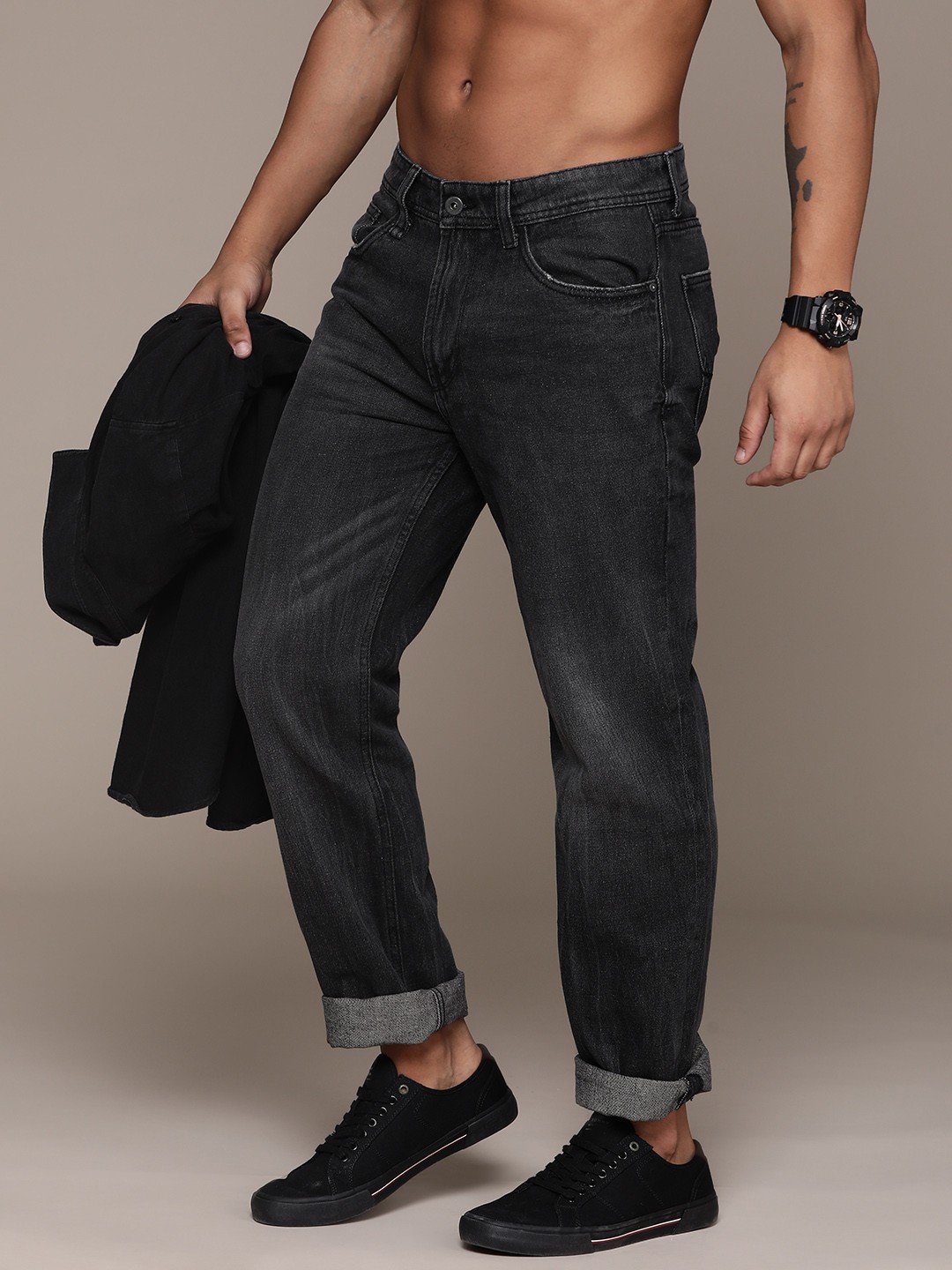 

The Roadster Lifestyle Co. Men Relaxed Fit Pure Cotton Jeans, Charcoal
