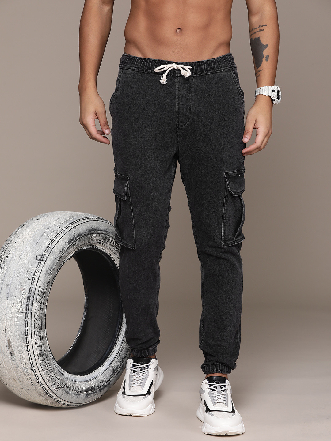 

The Roadster Lifestyle Co. Men Cargo Jogger Fit Low-Rise Jeans, Charcoal