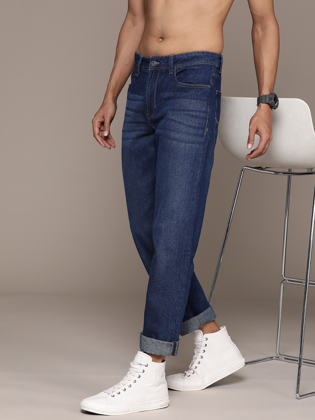

The Roadster Lifestyle Co. Men Pure Cotton Relaxed Fit Light Fade Jeans, Navy blue