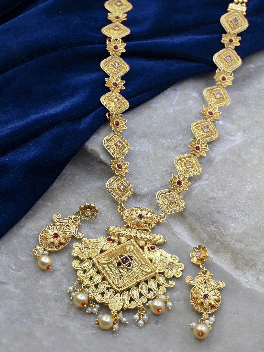 

SAIYONI Gold-Plated Stone-Studded & Pearl Beaded Jewellery Set