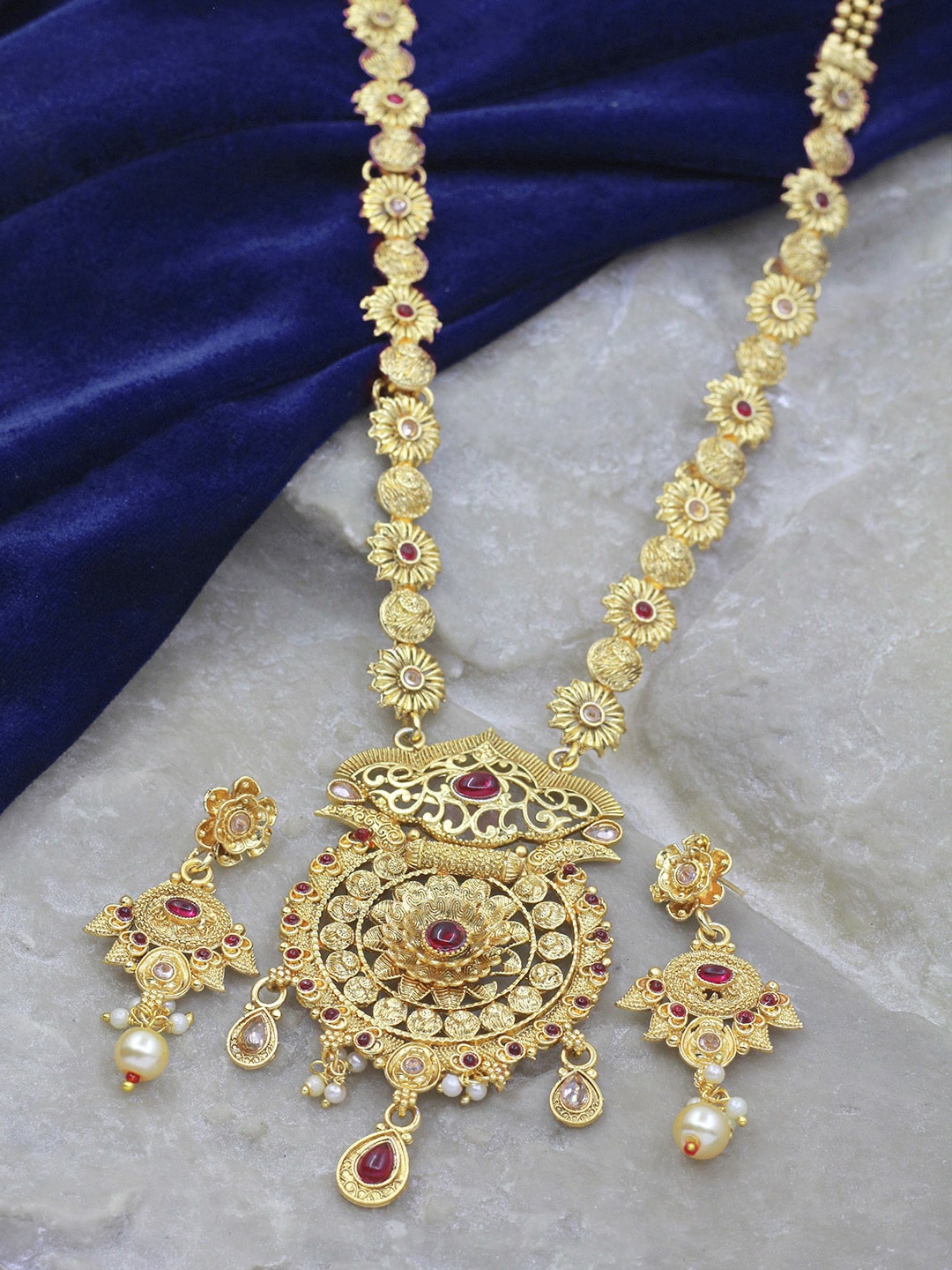 

SAIYONI Gold-Plated Stone-Studded & Pearl Beaded Jewellery Set