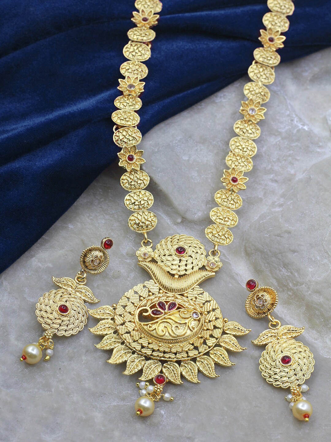 

SAIYONI Gold-Plated Stone-Studded & Pearl Beaded Jewellery Set