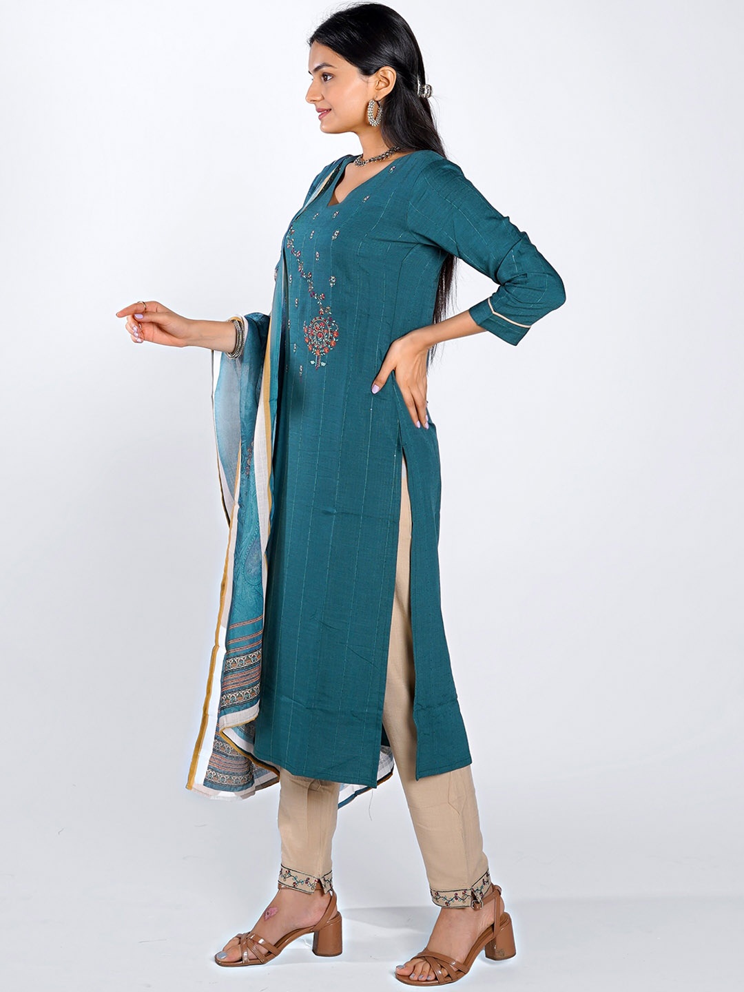 

WOMEN VILLAGE Floral Yoke Design Kurta With Trousers & Dupatta, Teal