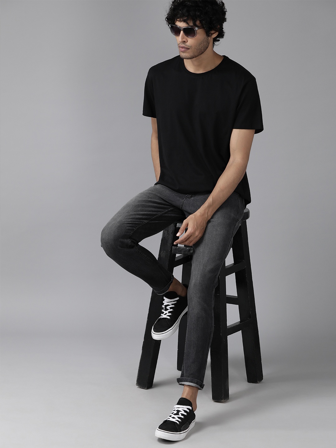 

The Roadster Lifestyle Co. Men Slim Fit Jeans, Charcoal