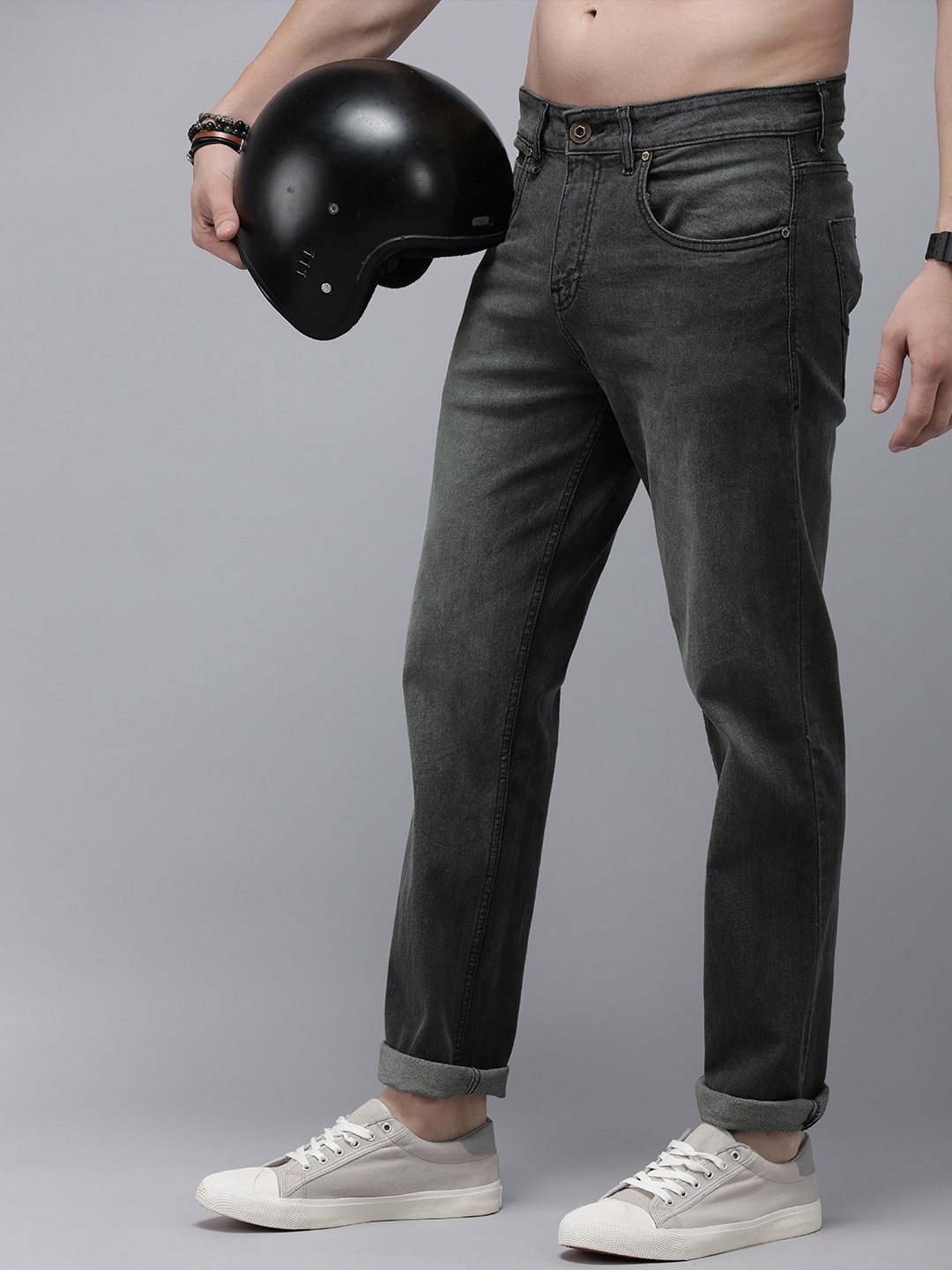 

The Roadster Lifestyle Co. Men Mid Rise Light Fade Stretchable Jeans, Black