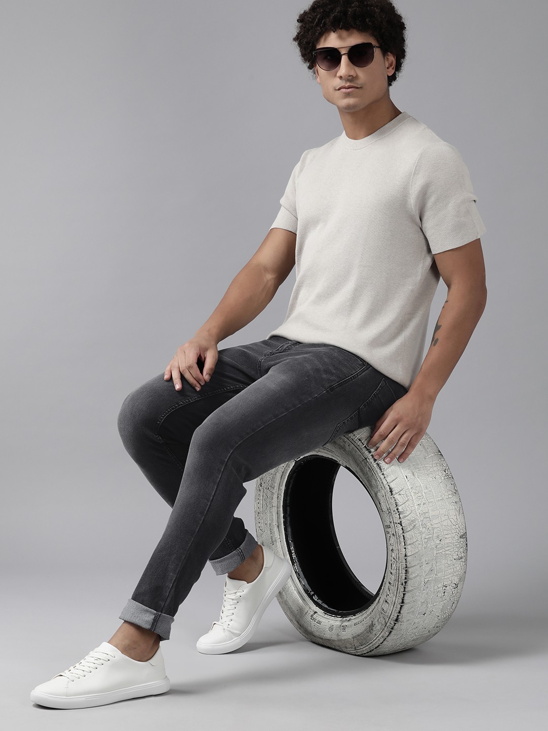 

The Roadster Lifestyle Co. Men Slim Tapered Fit Light Fade Stretchable Jeans, Charcoal