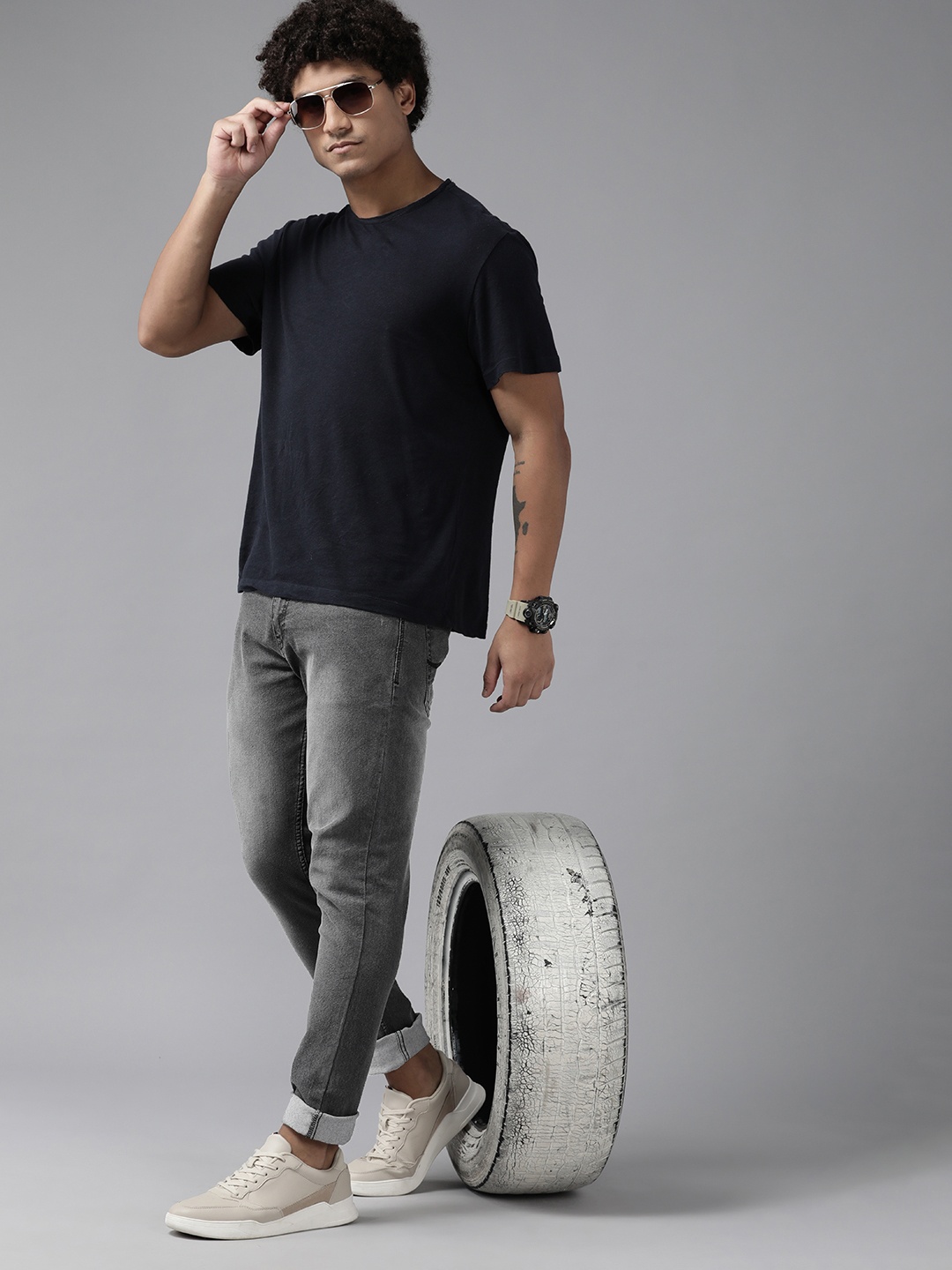 

The Roadster Lifestyle Co. Men Slim Tapered Fit Light Fade Stretchable Jeans, Charcoal