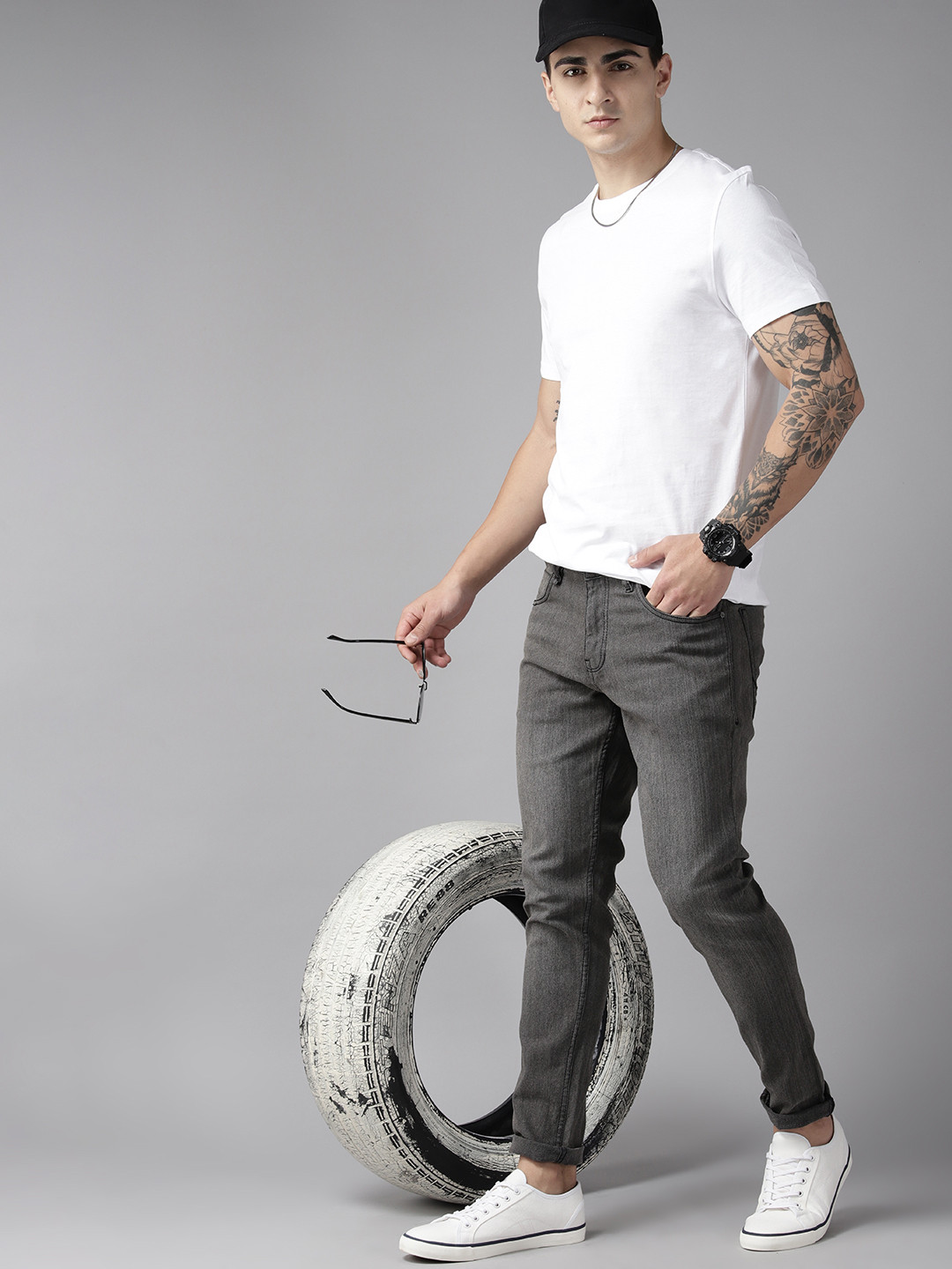 

The Roadster Lifestyle Co. Men Tapered Fit Light Fade Stretchable Jeans, Charcoal