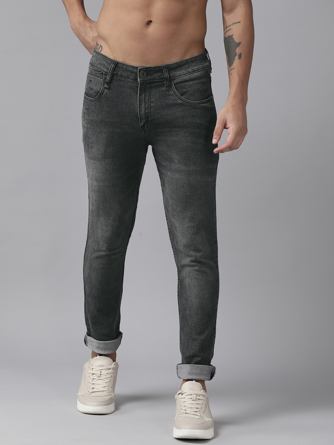 

The Roadster Lifestyle Co. Men Slim Tapered Fit Light Fade Stretchable Jeans, Charcoal