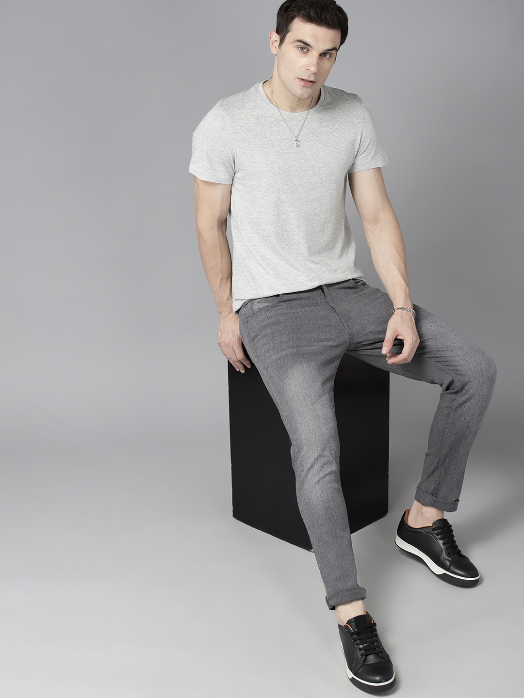 

The Roadster Lifestyle Co. Men Slim Tapered Fit Jeans, Grey