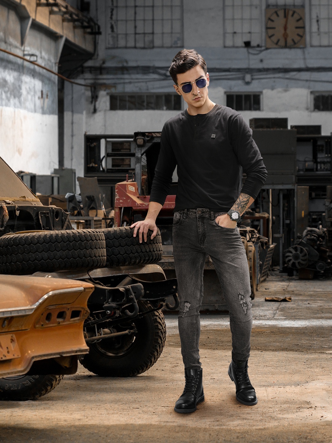 

The Roadster Lifestyle Co. Men Slim Tapered Fit Ripped Jeans, Grey