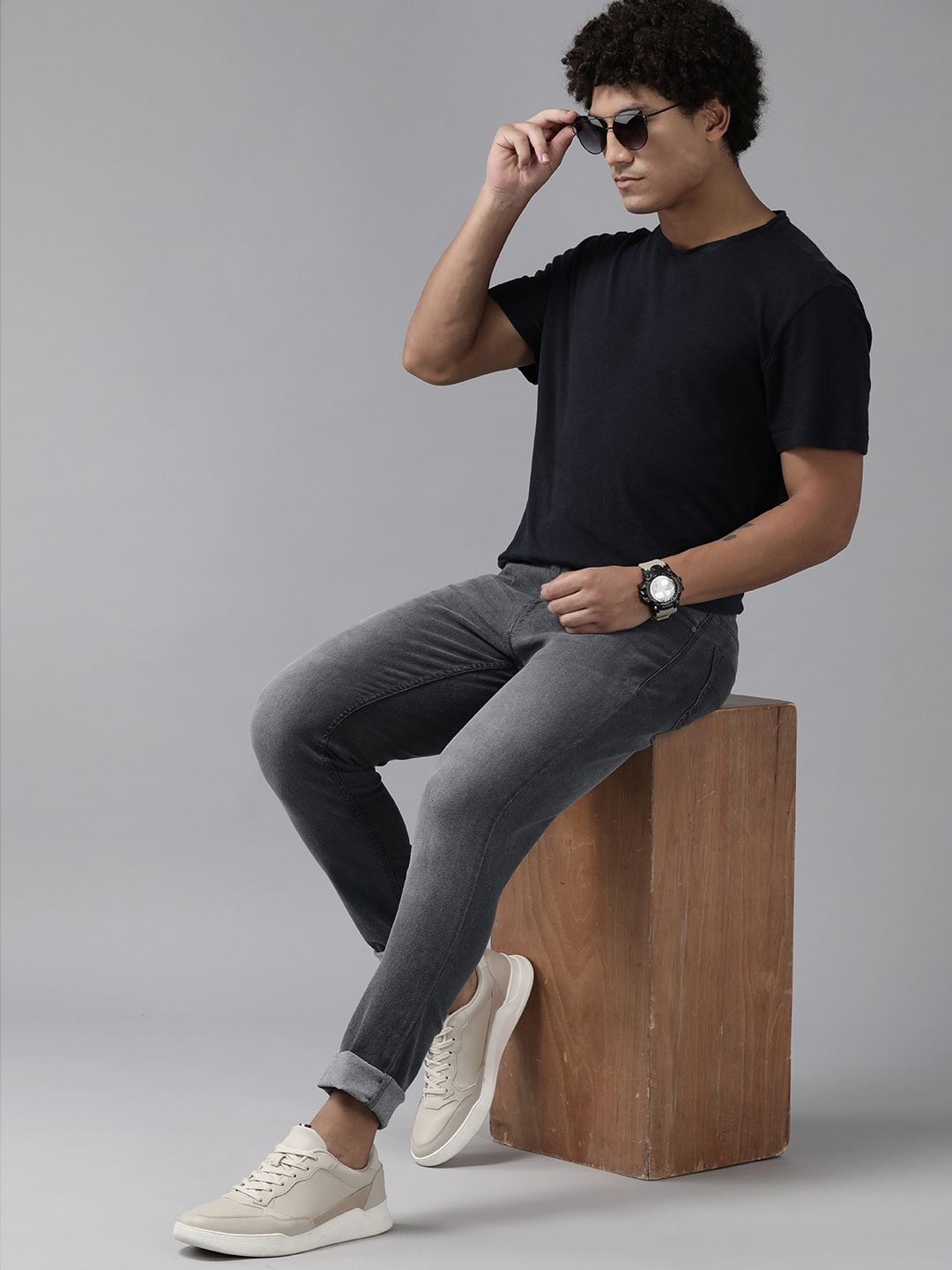 

The Roadster Lifestyle Co. Men Slim Tapered Fit Light Fade Stretchable Jeans, Charcoal