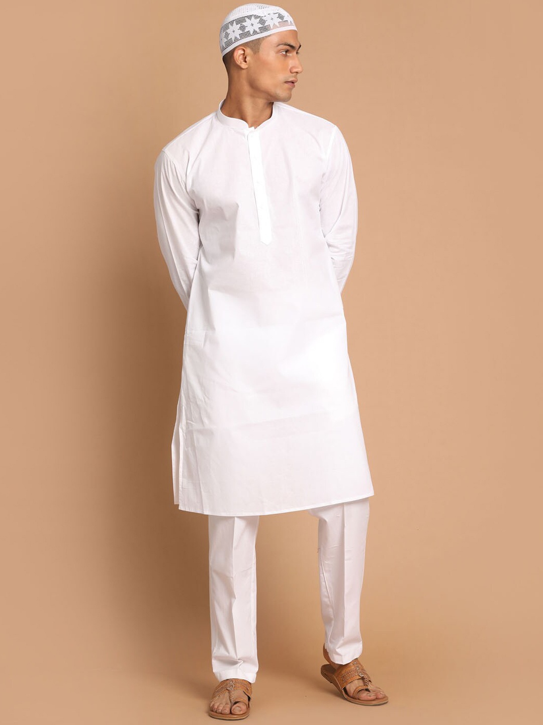 

VASTRAMAY Mandarin Collar Kurta With Pyjamas And Cap, White