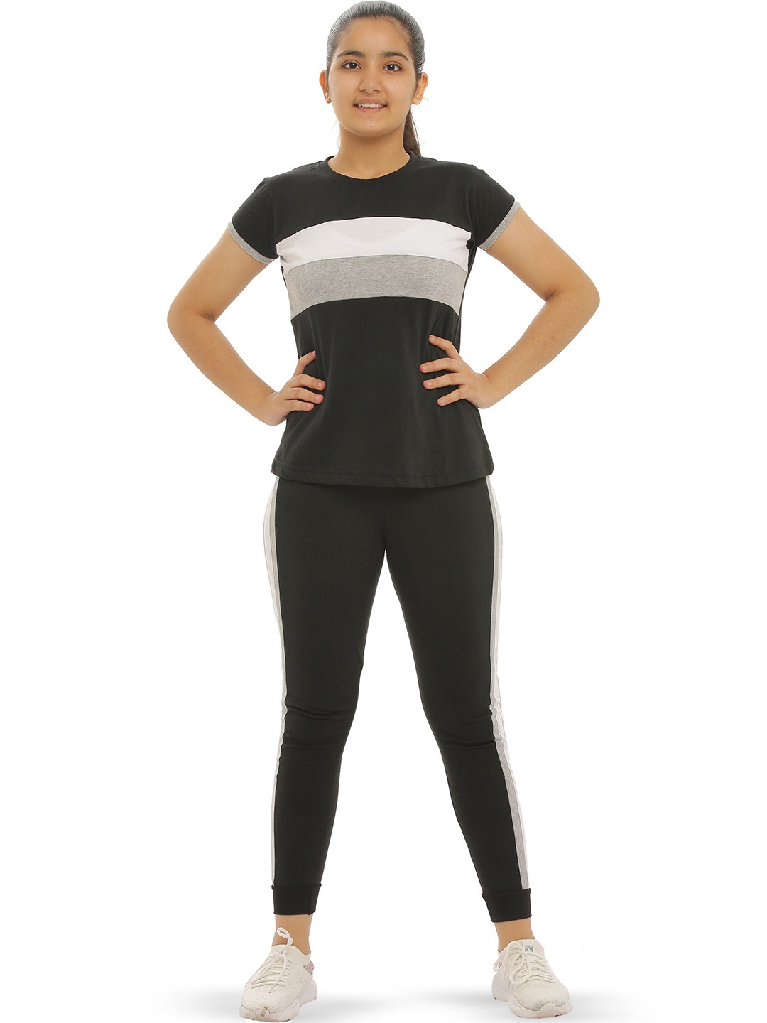 

SmartRAHO Girls Colourblocked Pure Cotton Top With Trousers, Black
