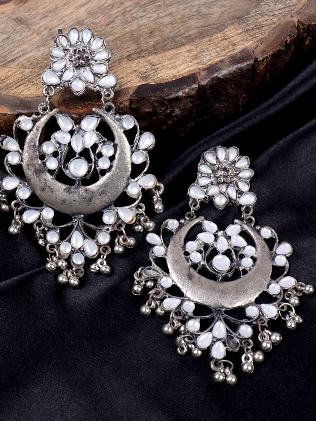 

VAGHBHATT Silver-Plated Crescent Shaped Chandbalis Earrings