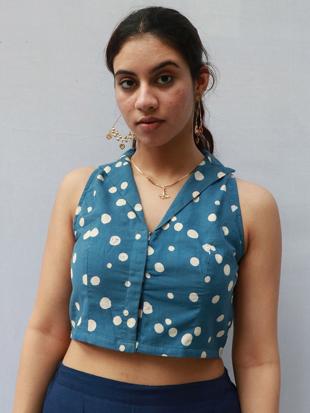 

Chidiyaa Polka Dots Printed Sleeveless Cotton Saree Blouse, Blue