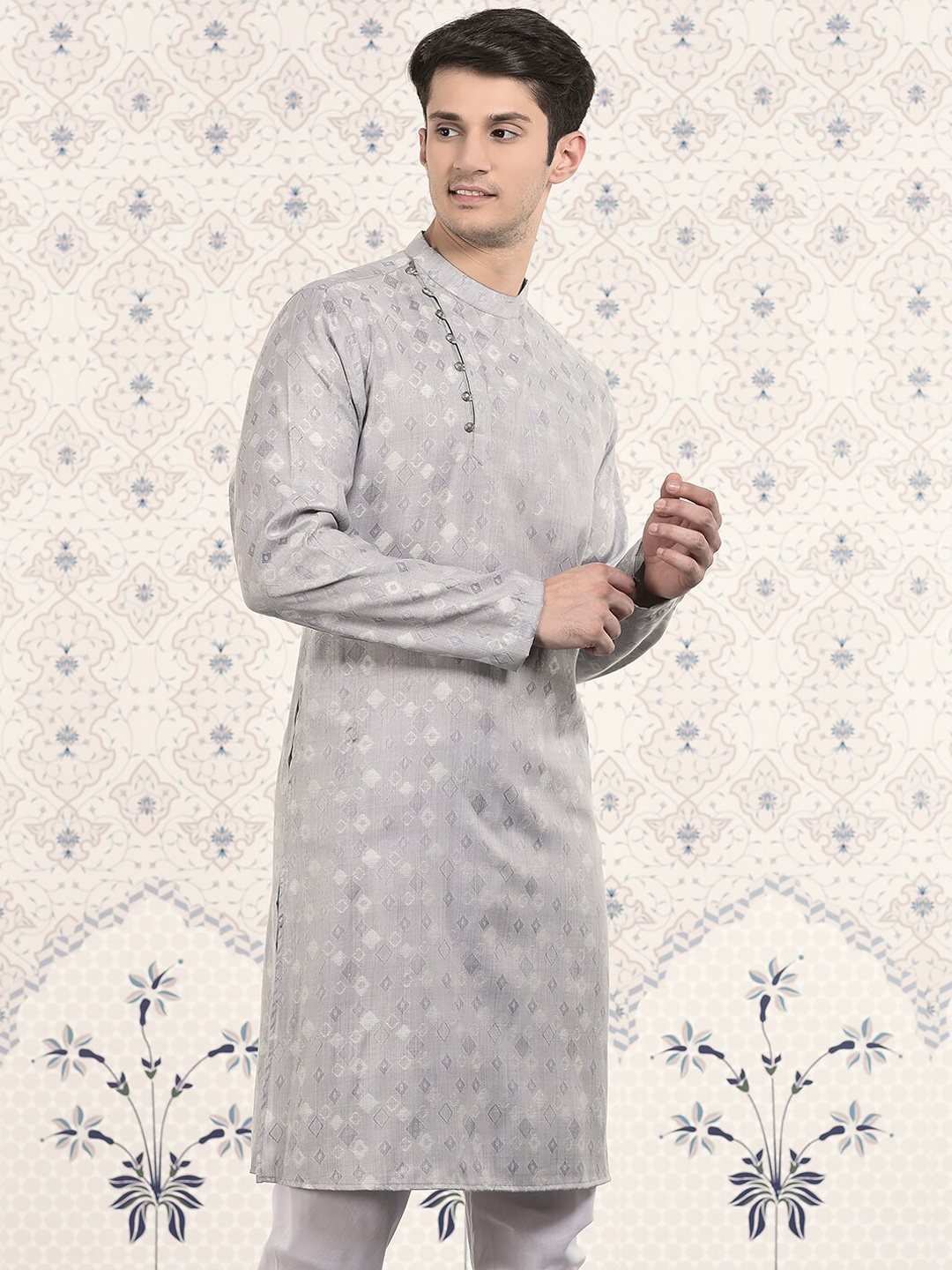 

Ode by House of Pataudi Silver Toned Geometric Woven design Regular Jacquard Kurta