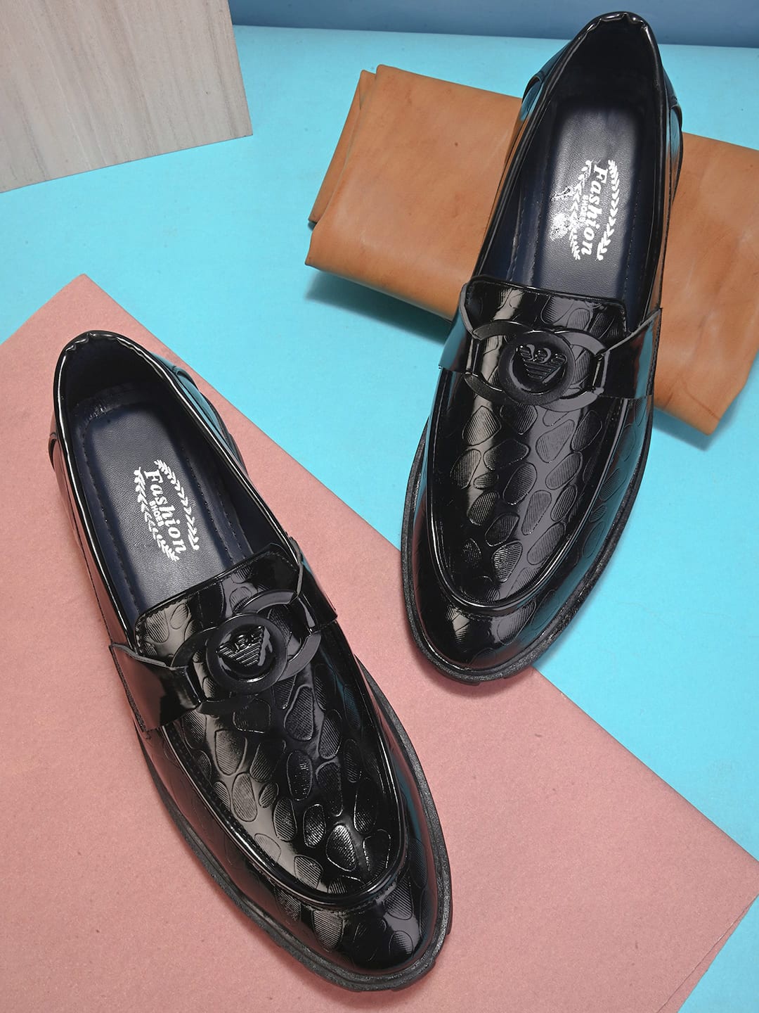 

BOOTCO Men Textured Formal Loafers, Black