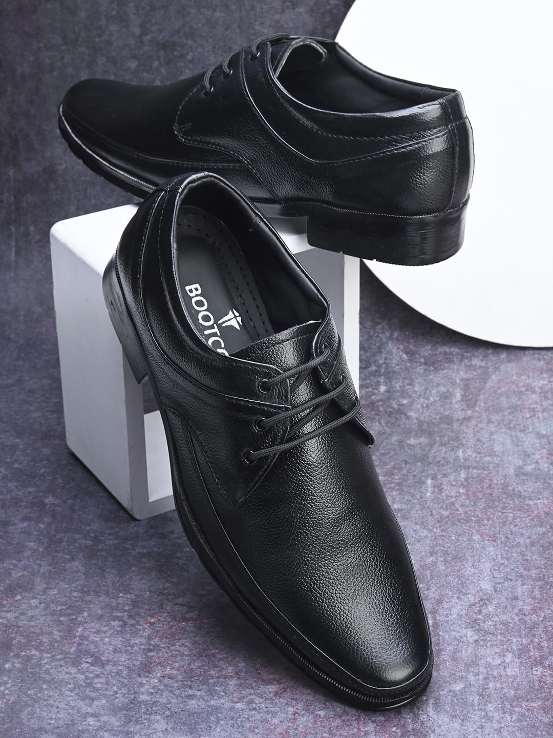 

BOOTCO Men Textured Leather Formal Derbys, Black