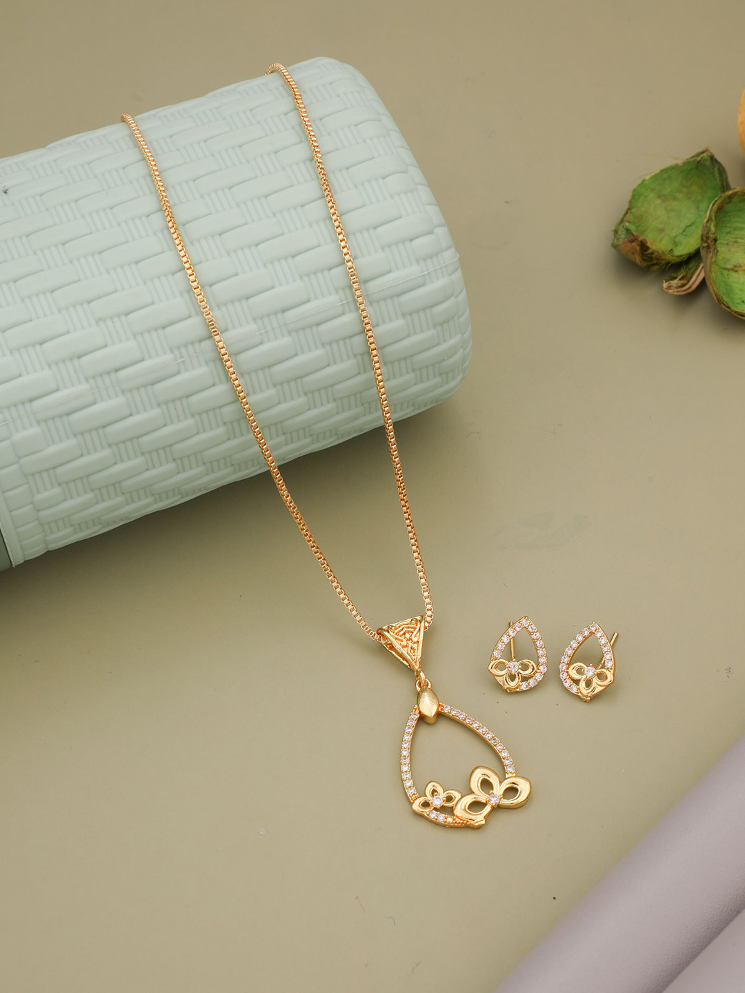 

Vita Bella Gold-Plated Artificial Stone Studded Jewellery Set, White