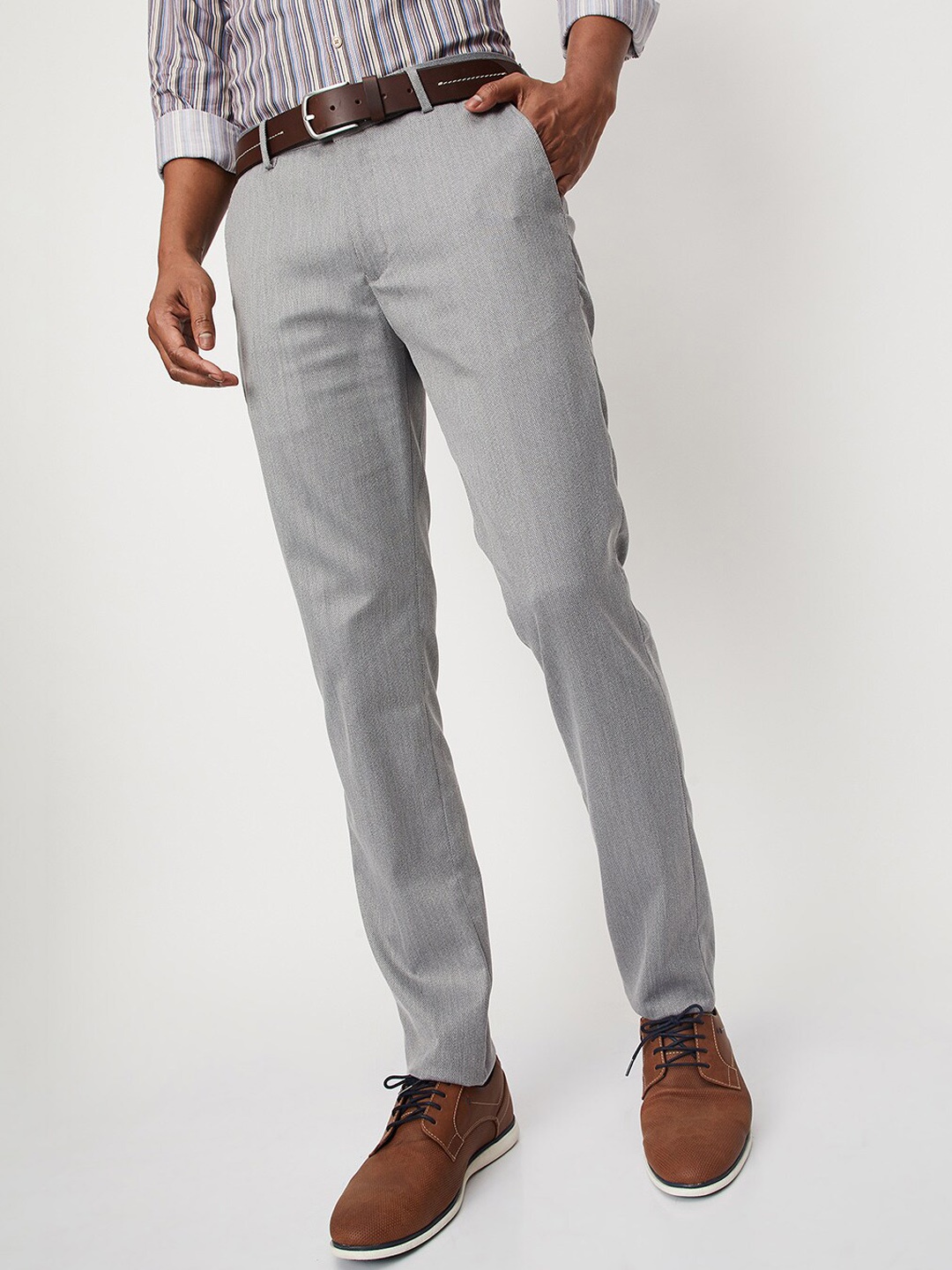 

max Men Mid Raise Relaxed Fit Regular Trousers, Grey