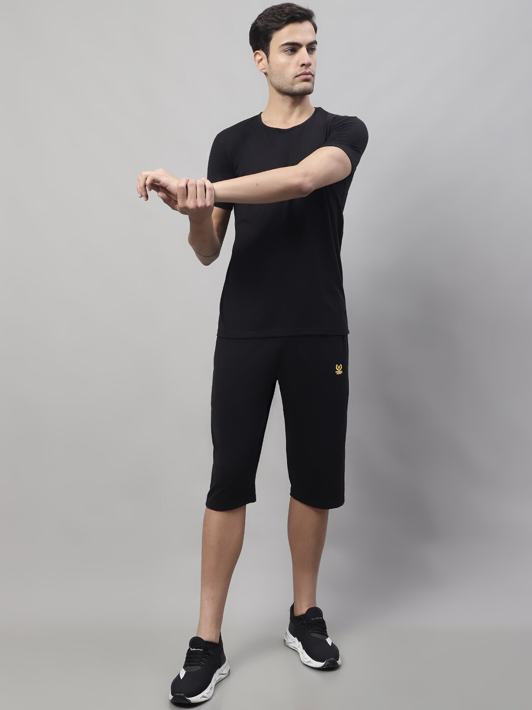 

MACK JONNEY Sports Round Neck T-Shirt & Shorts, Black