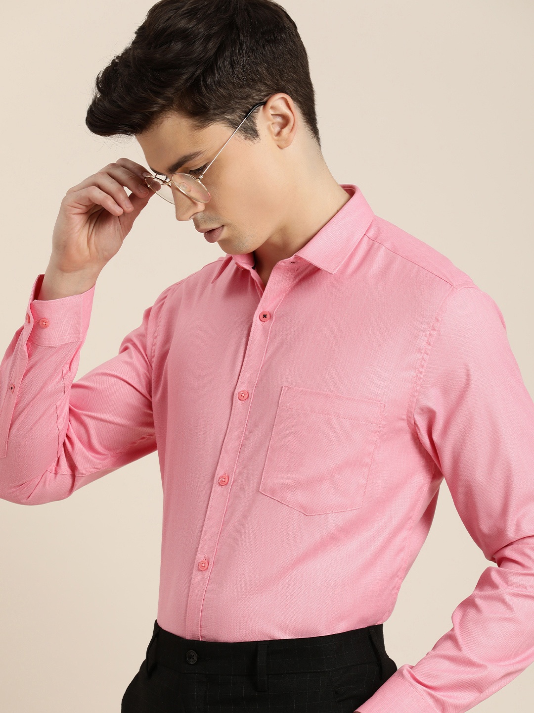 

INVICTUS Men Solid Slim Fit Spread Collar Formal Shirt, Pink