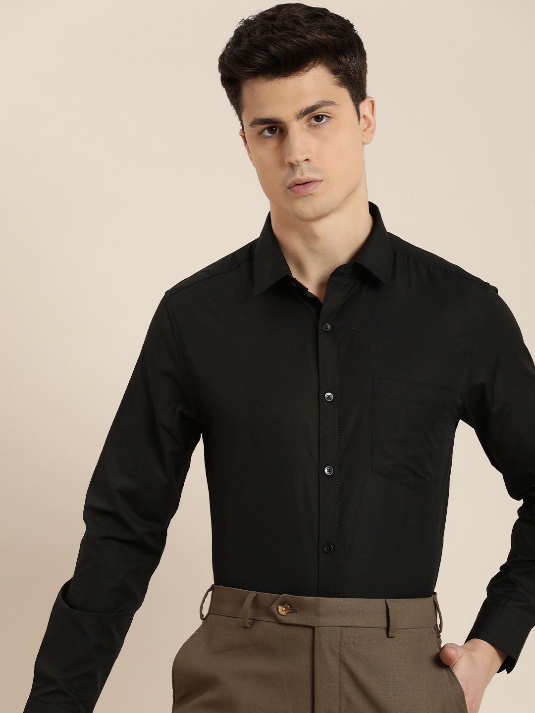 

INVICTUS Men Solid Slim Fit Spread Collar Formal Shirt, Black