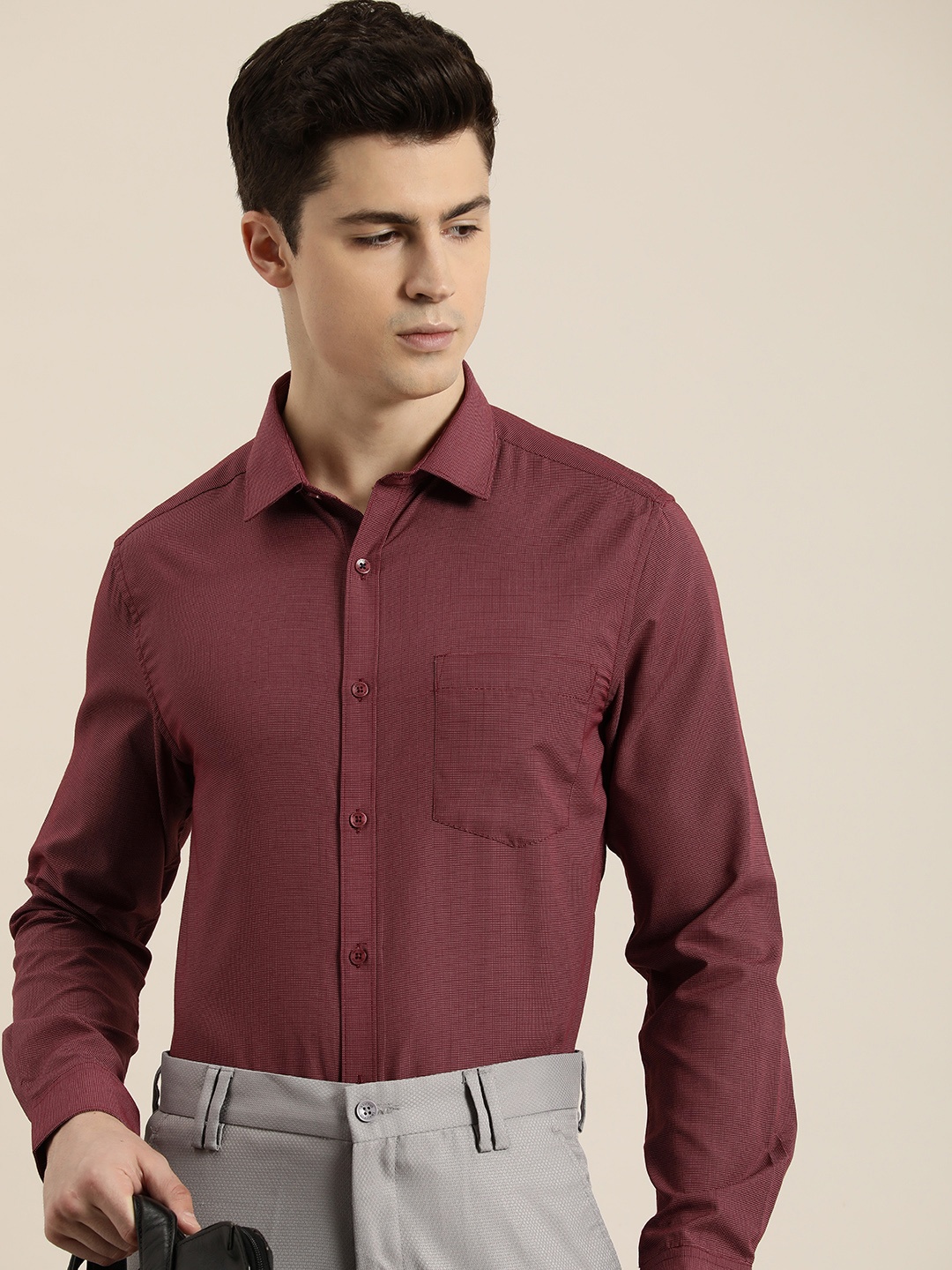 

INVICTUS Men Self Design Slim Fit Formal Shirt, Maroon