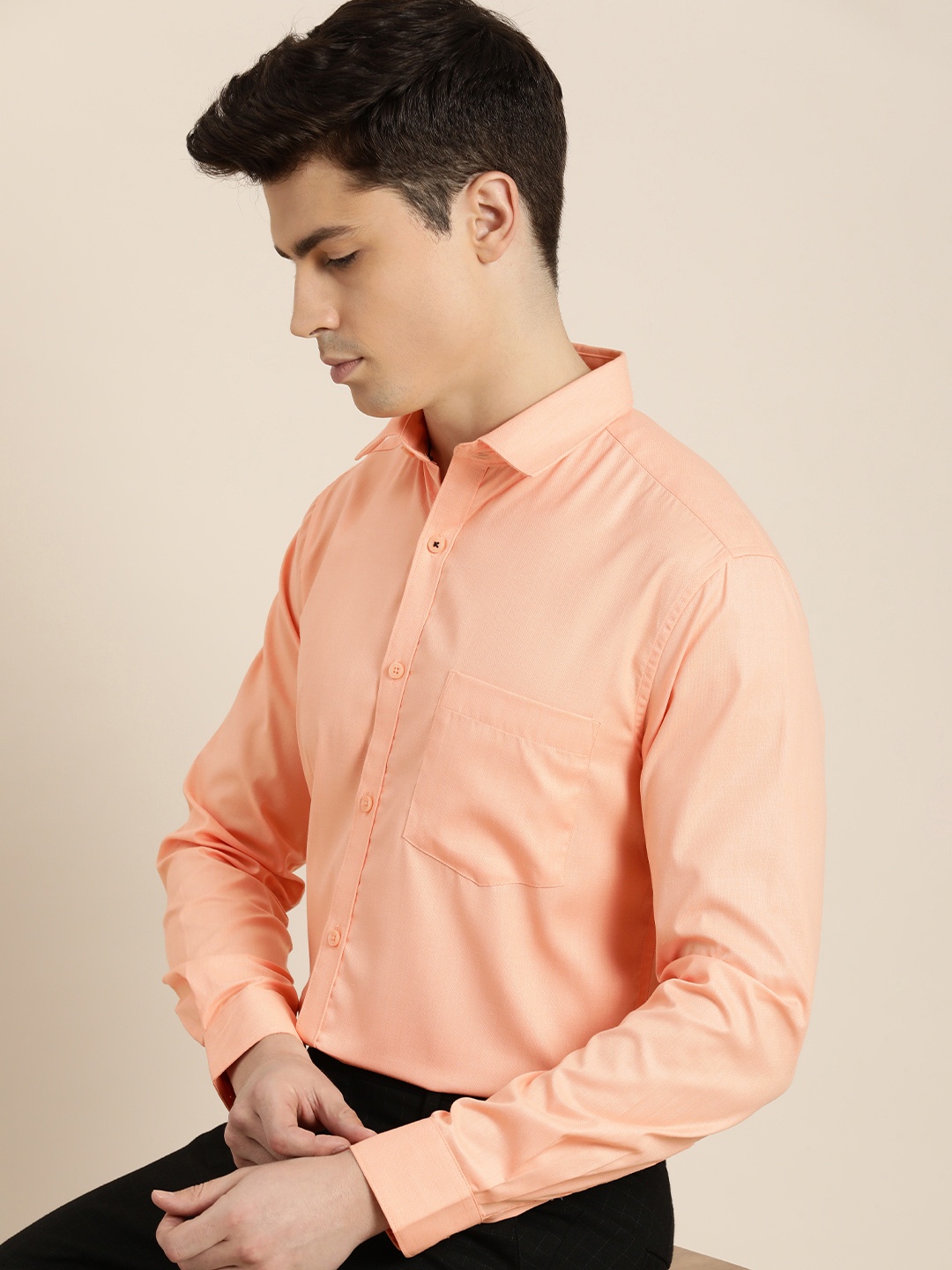 

INVICTUS Men Solid Slim Fit Spread Collar Formal Shirt, Peach