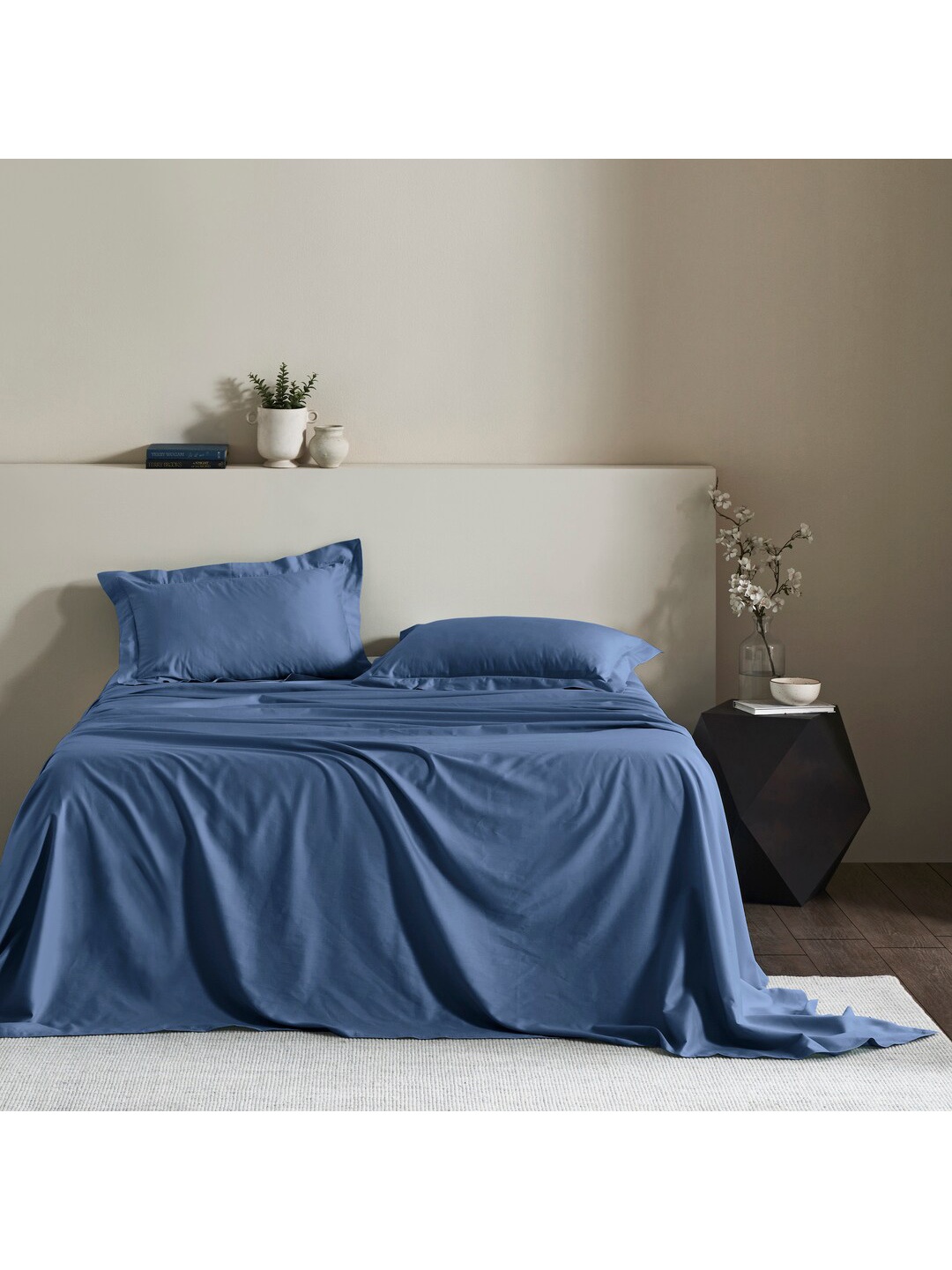 

HOUMN Feather Navy Blue 300 TC Cotton King Bedsheet & 2 Pillow Covers