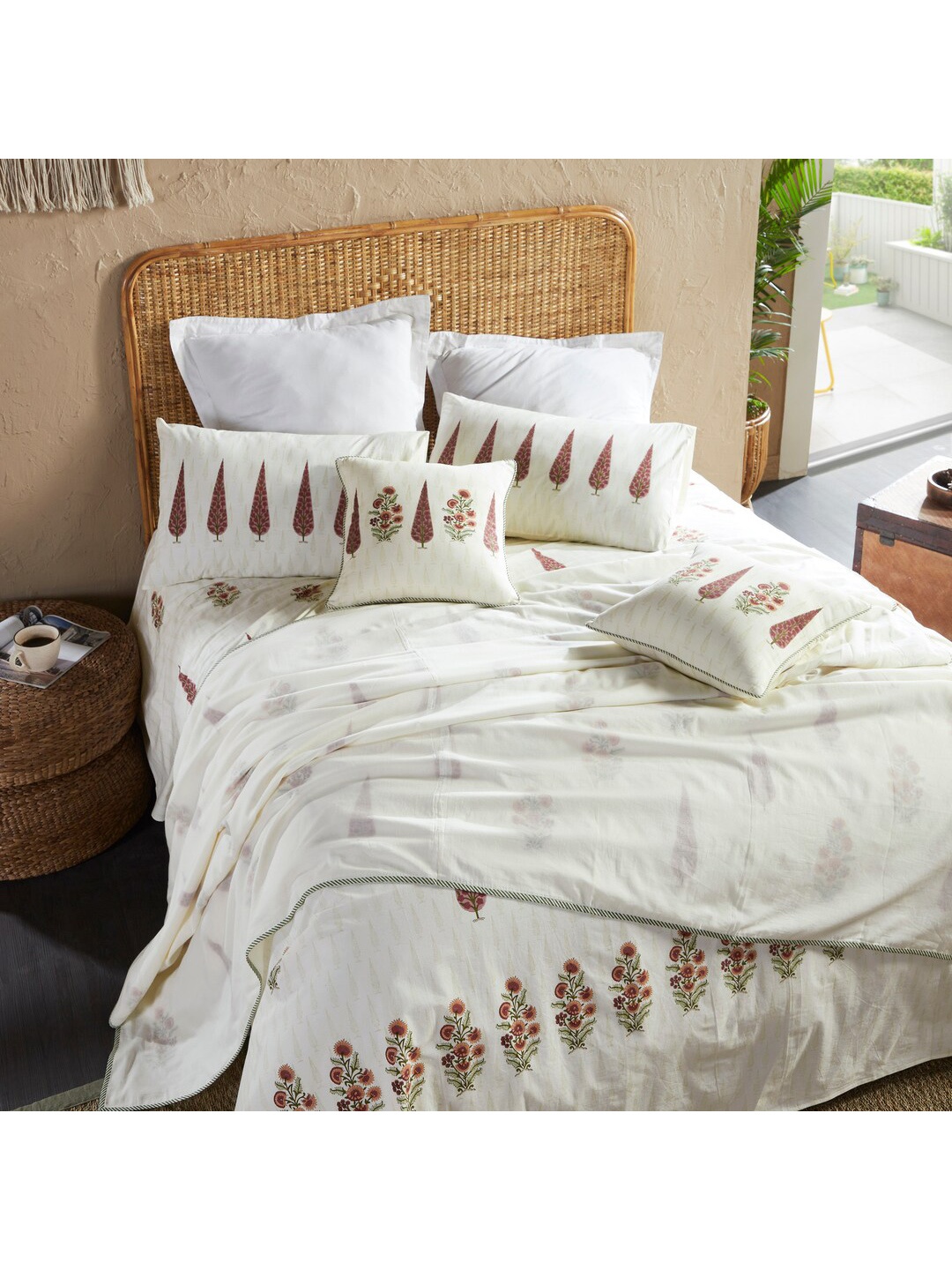 

HOUMN Azalea Cream-Coloured & Pink 200 TC Cotton Queen Bedsheet & 2 Pillow Covers