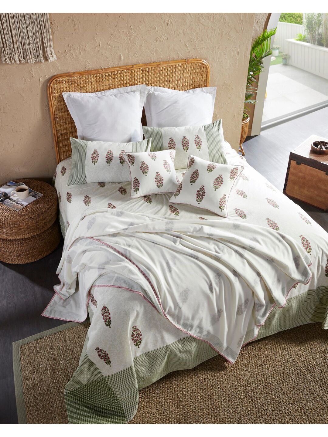

HOUMN Conifer Cream-Coloured & Green Ethnic Motifs 200 TC King Bedsheet & 2 Pillow Covers