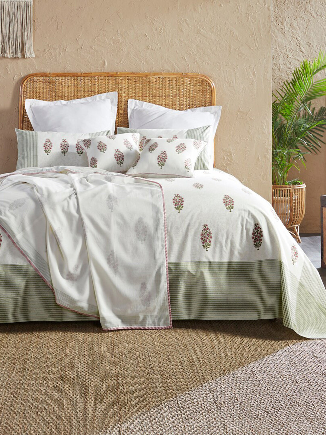 

HOUMN Conifer Cream-Coloured Ethnic Motifs 200 TC Cotton Queen Bedsheet & 2 Pillow Covers