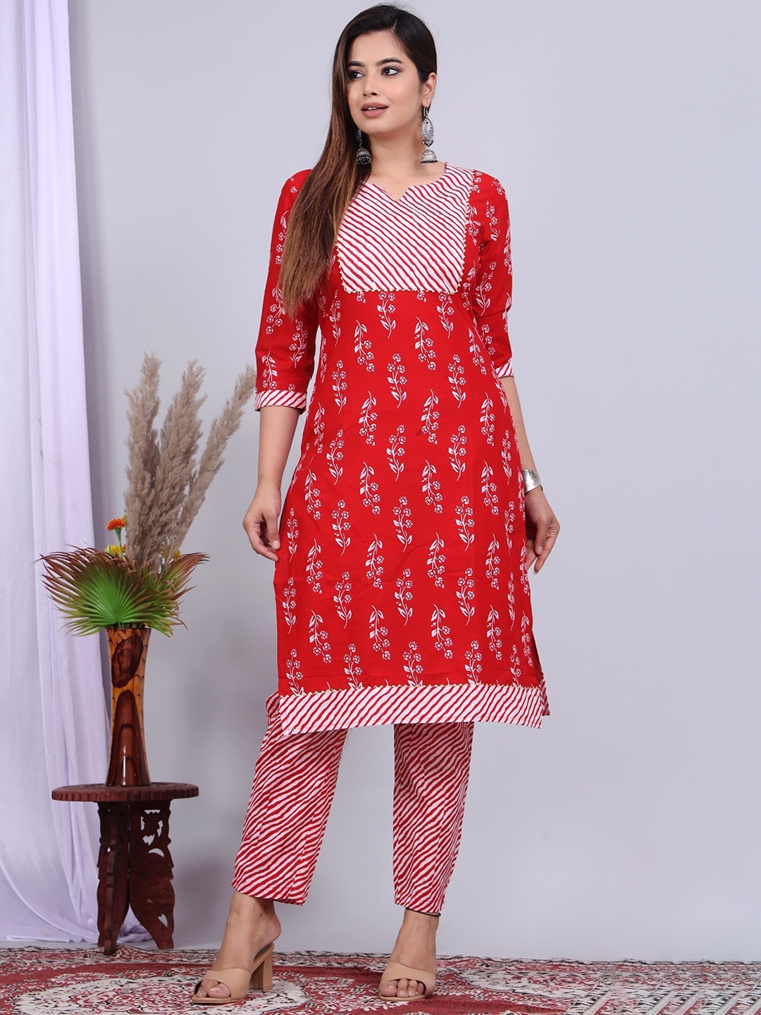 

SkyaSia Floral Printed Gotta Patti Pure Cotton Kurta with Trousers, Maroon