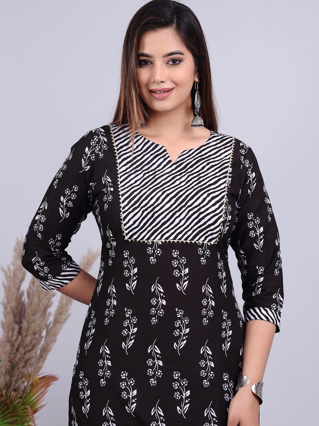 

SkyaSia Ethnic Motifs Printed Gotta Patti Pure Cotton Kurta with Trousers, Black