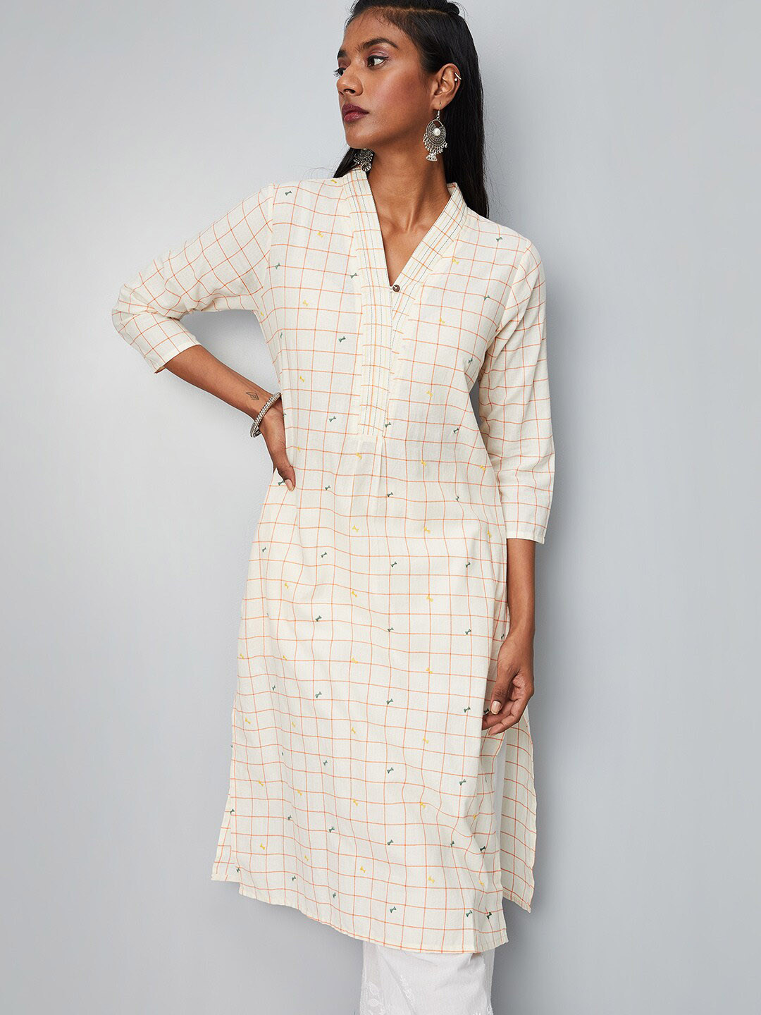 

max Checked V Neck Thread Work Cotton Kurta, Off white
