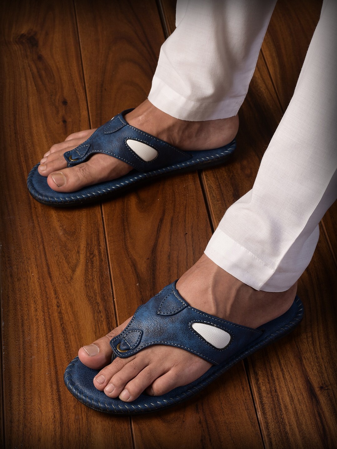 

BuckleUp Men Textured Slip On Flip-Flops, Navy blue