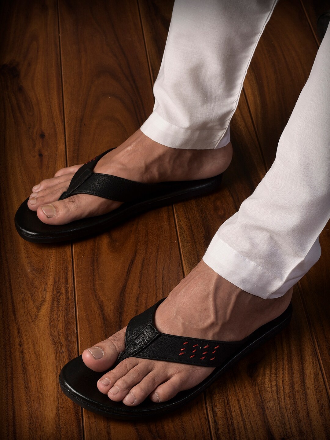 

BuckleUp Men Textured Slip On Flip-Flops, Black
