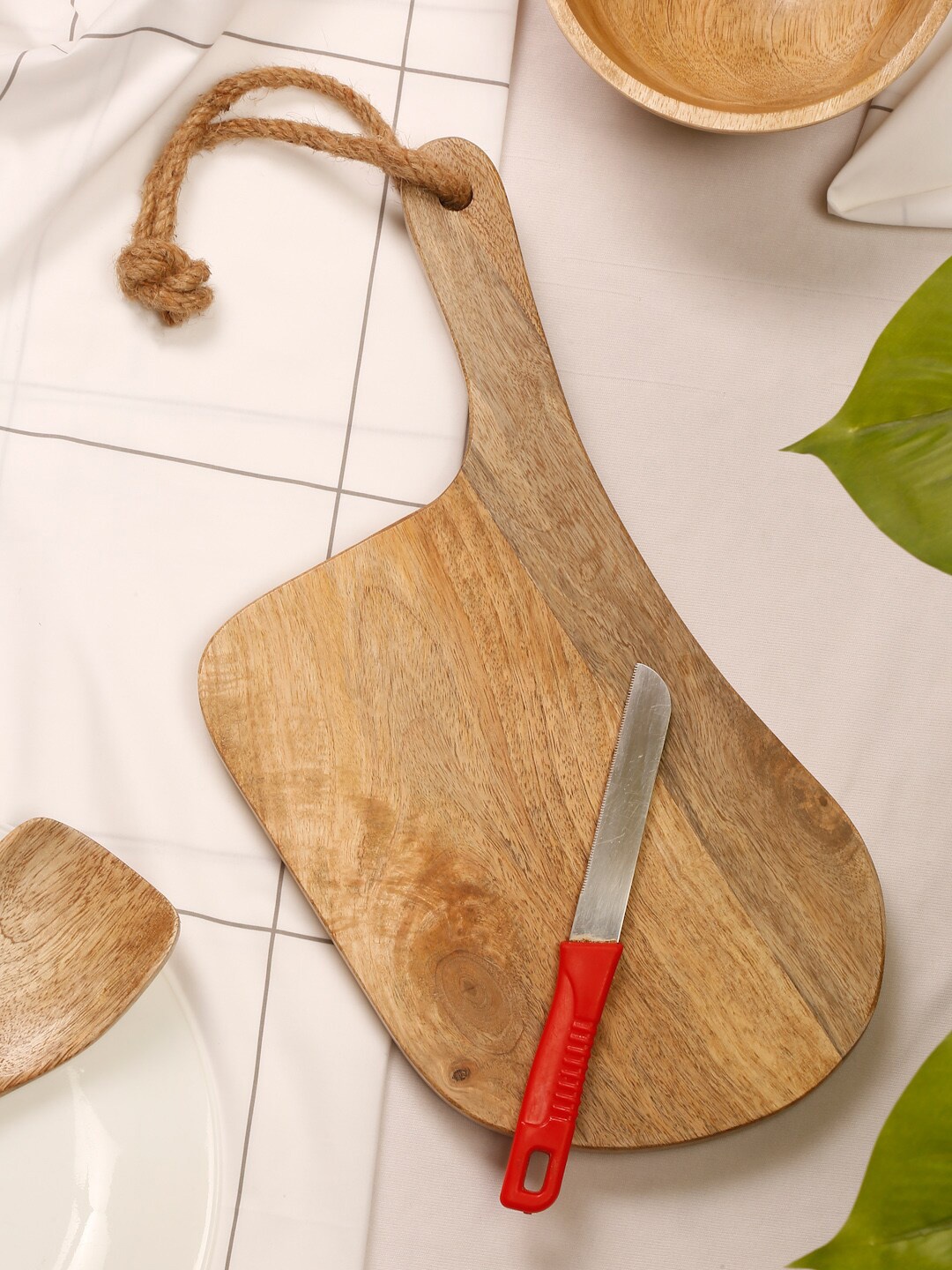 

eyda Brown Wooden Chopping Board With Handle