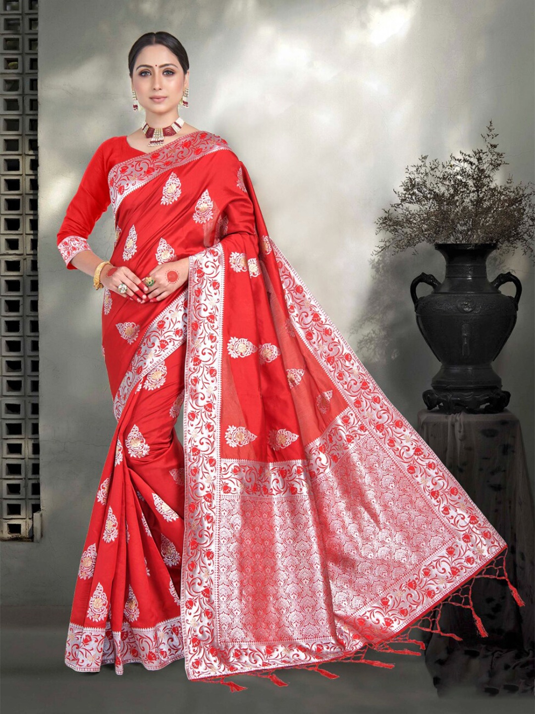 

Vardha Woven Design Zari Art Silk Banarasi Saree, Red