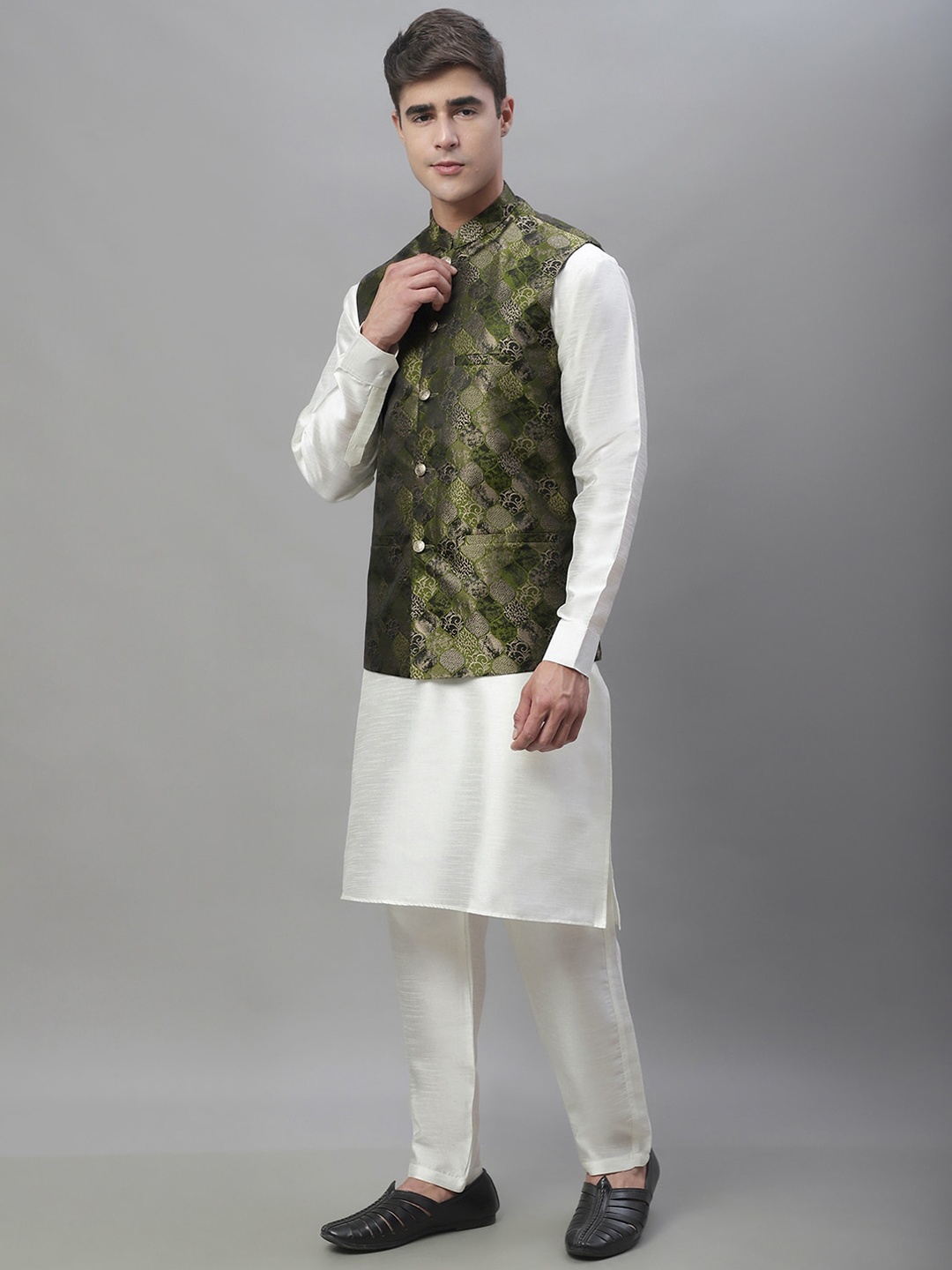 

Anouk Olive Green & White Band Collar Kurta With Pyjamas & Nehru Jacket