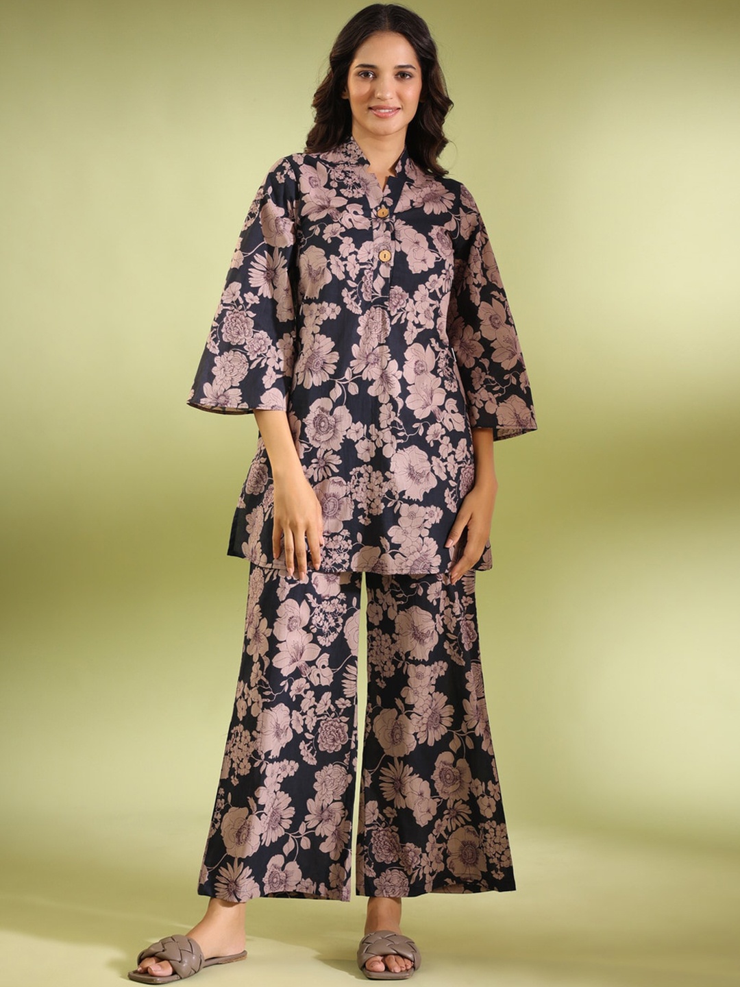 

JISORA Black & Peach-Coloured Floral Printed Pure Cotton Night Suit